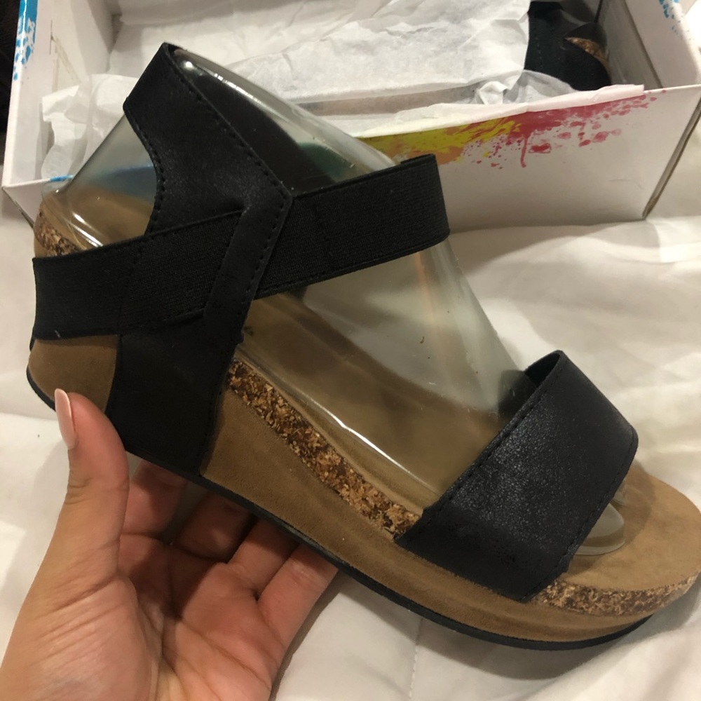 black strappy wedges